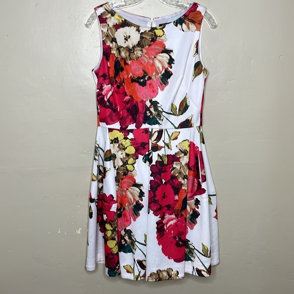 Roz & Ali Dresses & Skirts - ROZ & ALI Floral Dress White & Fuchsia Sleeveless Pleated Full Skirt Exposed Zip